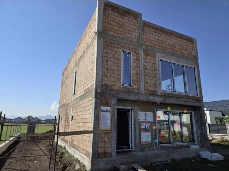 Casă individuală cu 4 camere cu Canalizare în Sânpetru