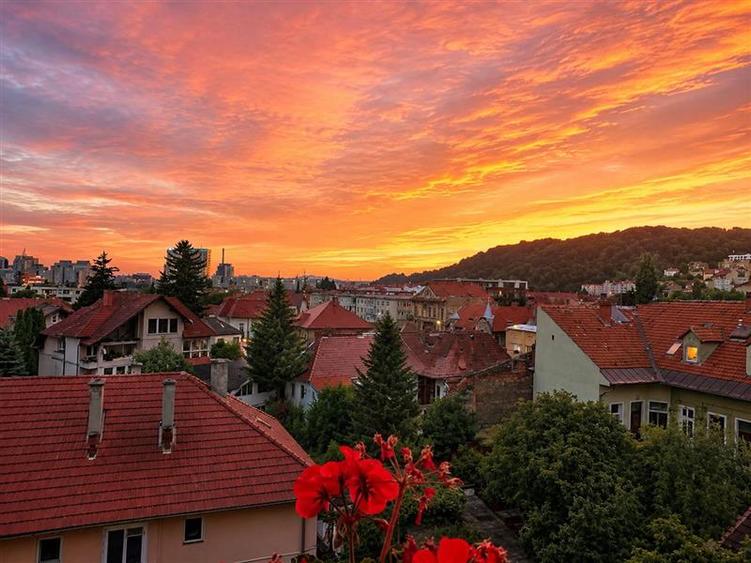 Apartament cu 3 camere semidecomandat, mobilat în Central