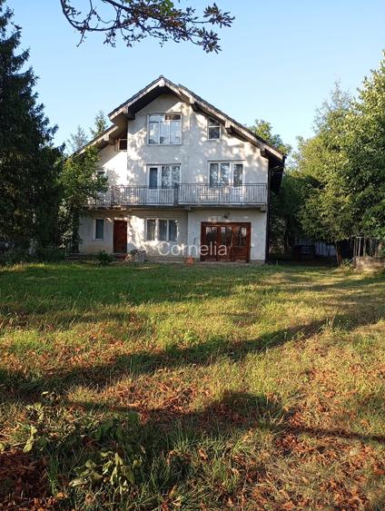 Casă individuală cu 5 camere cu Teren 2000 Mp în Central