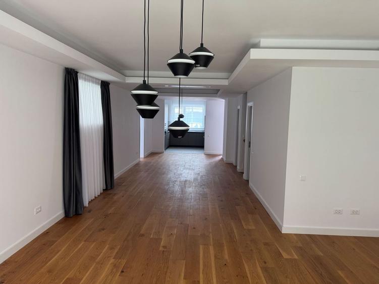 Casă individuală cu 8 camere cu Canalizare în Pipera