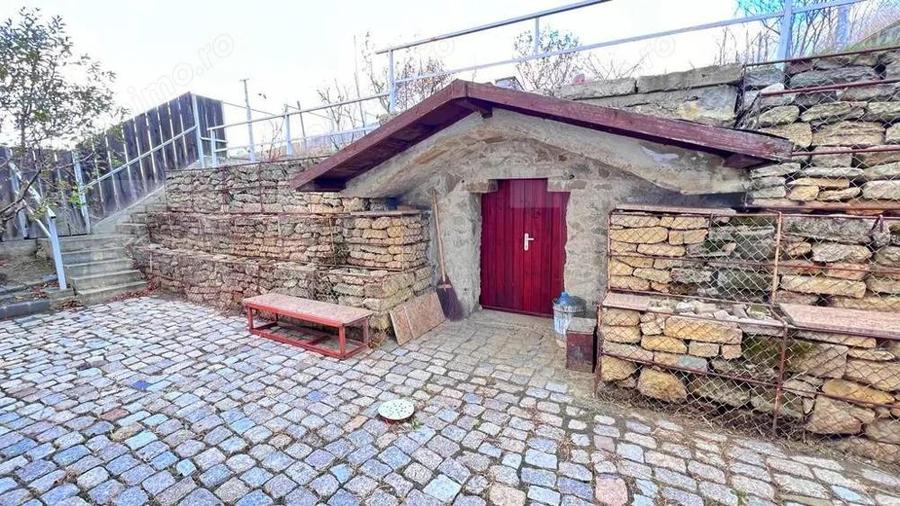 Casă cu 4 camere cu Garaj în Bogonos