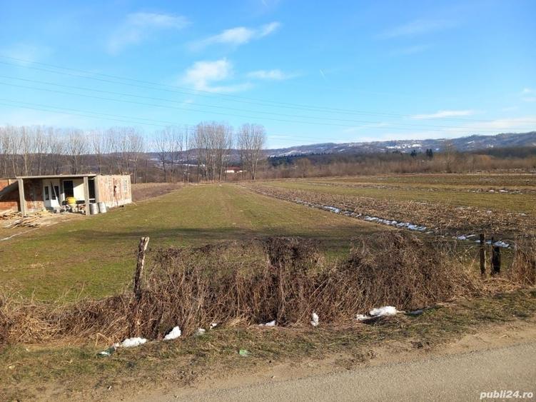 Teren de 2500 mp, în Mihăești