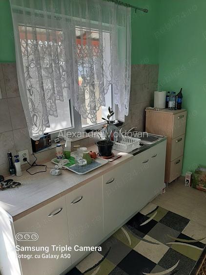 vand casa cu 3 camere , baie , bucatarie , suprafata totala 38 arii , intravilan