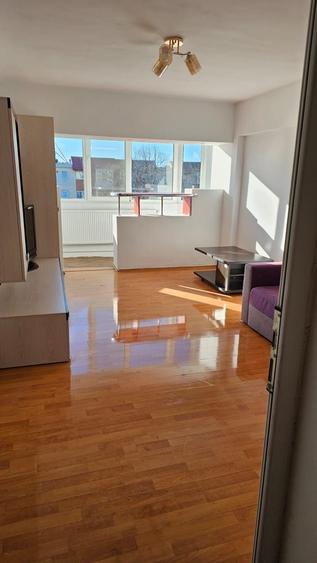 Apartament cu 2 camere decomandat în Uiești