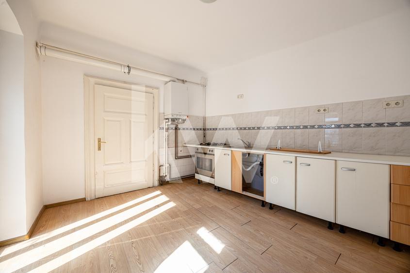 Casă individuală cu 10 camere cu Canalizare în Ultracentral