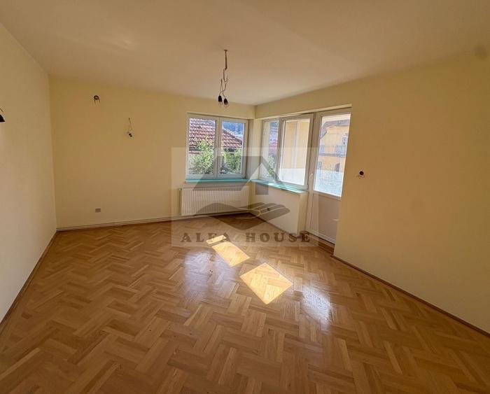 Casă individuală cu 10 camere cu Canalizare în Centrul Civic