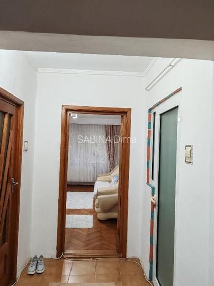 Apartament 3 camere de închiriat.