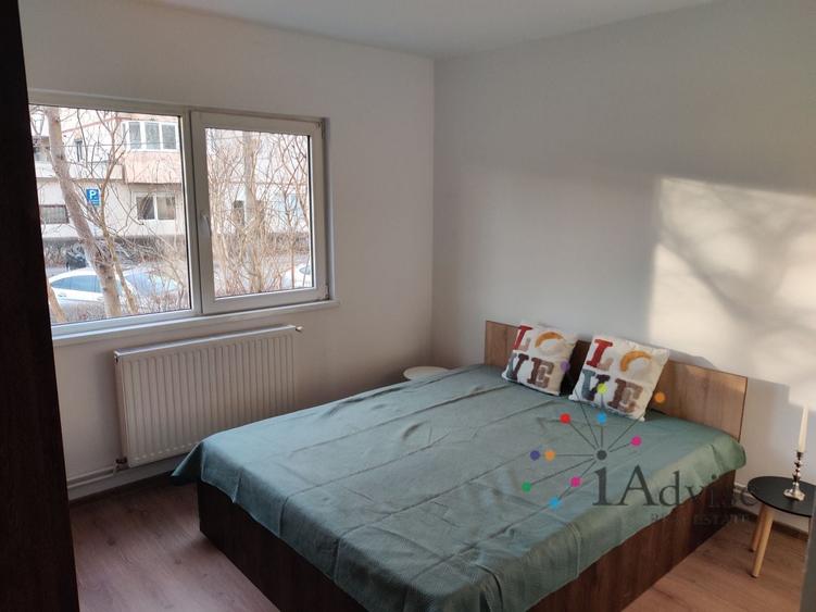 Apartament cu 3 camere decomandat în Tractorul