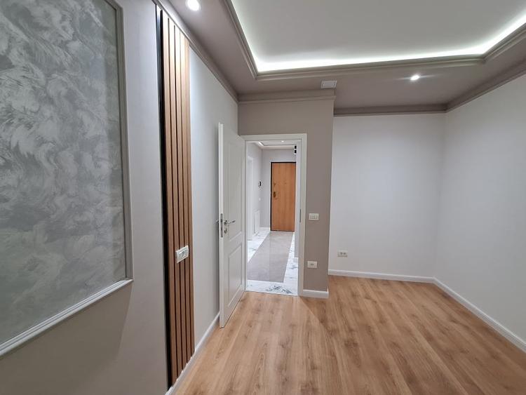 Apartament cu 3 camere decomandat în Torontalului