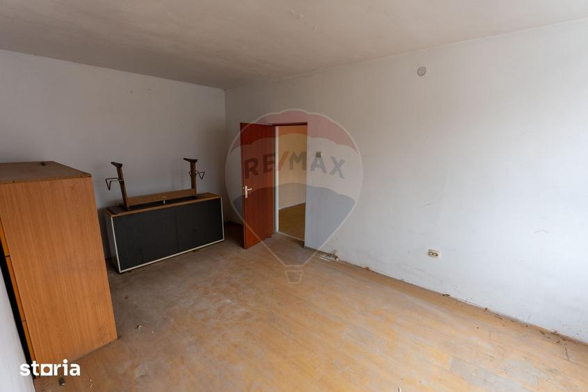 Spațiu comercial, de 3,700 mp, în Petros