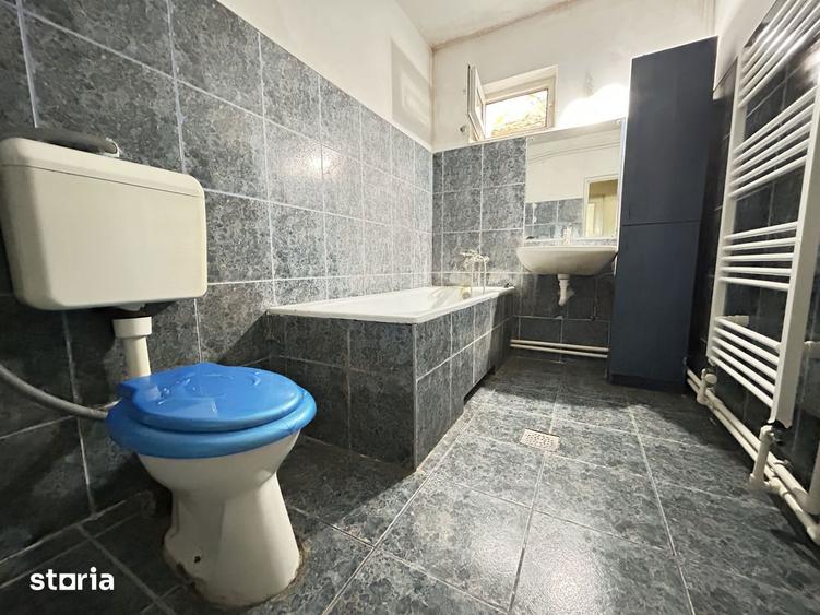 Casă cu 9 camere cu Canalizare în Central