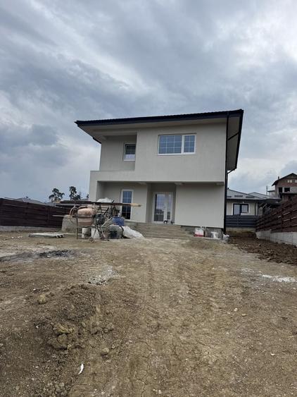 Casă cu 3 camere în Valea Adâncă