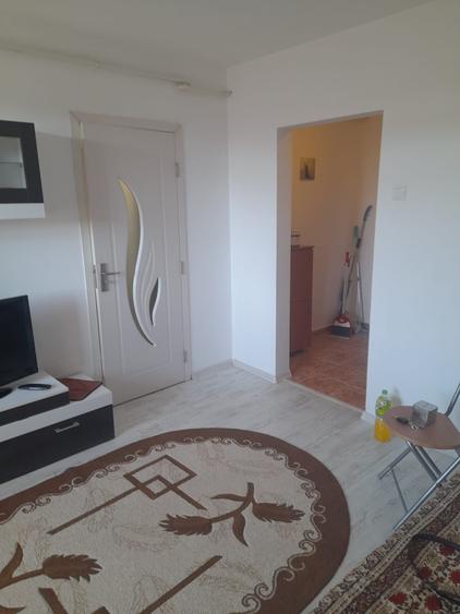 Apartament cu 2 camere semidecomandat în Podu Roș