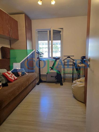 Apartament cu 3 camere semidecomandat, mobilat în Circumvalațiunii