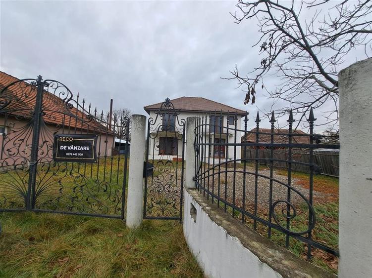 Casă individuală cu 6 camere cu Teren 1276 Mp în Lugașu de Sus