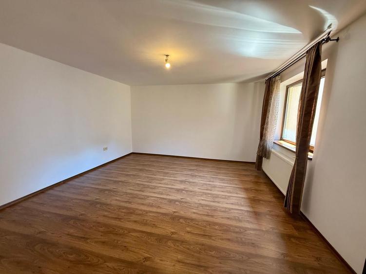 Casă individuală cu 9 camere cu Canalizare în Domenii