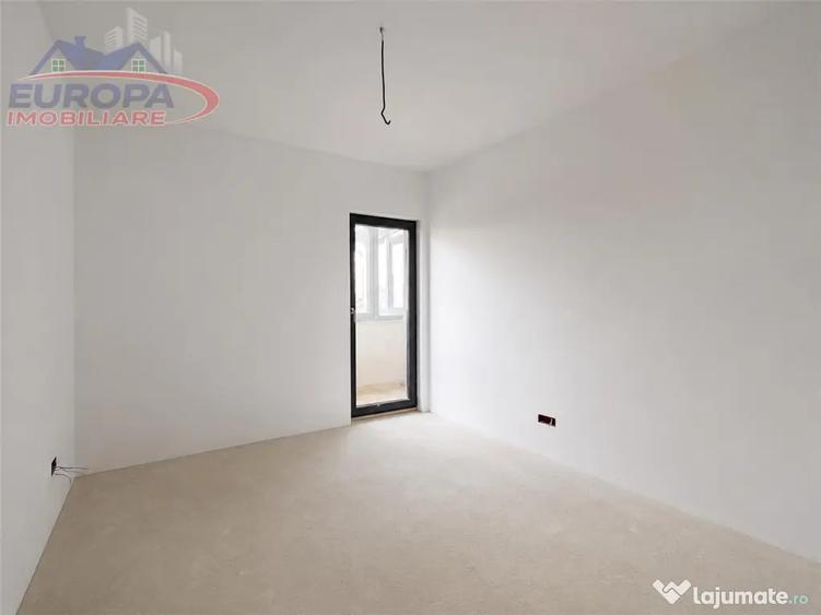 Apartament cu 4 camere decomandat în C5