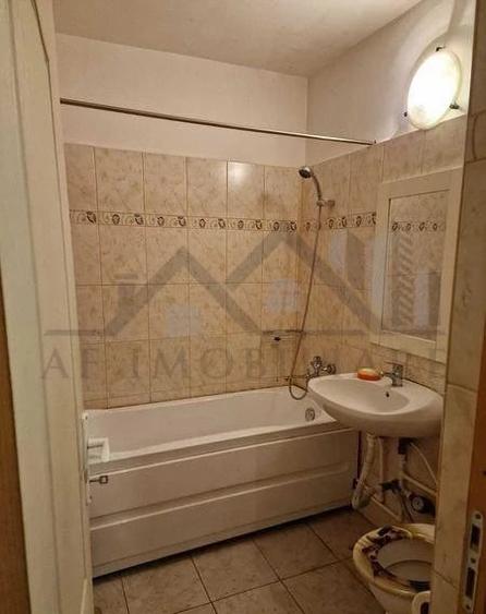 Apartament cu 3 camere decomandat în Filiași