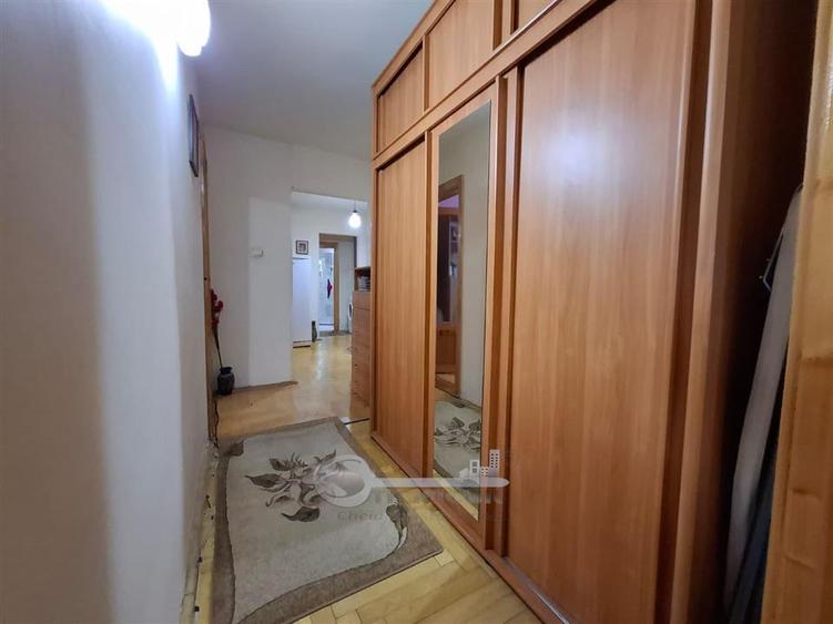 Apartament cu 3 camere decomandat în Nicolina