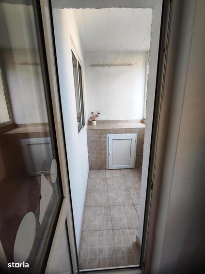 Apartament cu 3 camere semidecomandat în Rahova