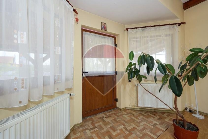 Casă individuală cu 4 camere cu Teren 2389 Mp în Sânpetru