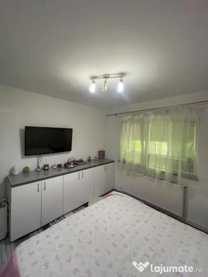 Apartament cu 3 camere decomandat, mobilat în Hotvon
