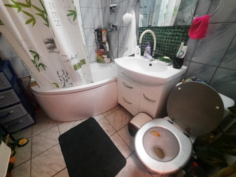 Apartament cu 3 camere semidecomandat în Militari