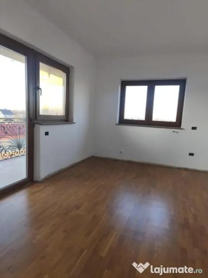 Casă cu 7 camere cu Teren 2500 Mp în Marginea