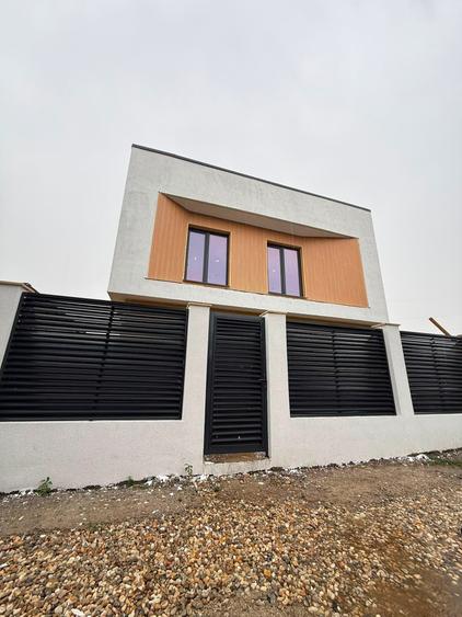Casă cu 4 camere cu Teren 200 Mp în Central
