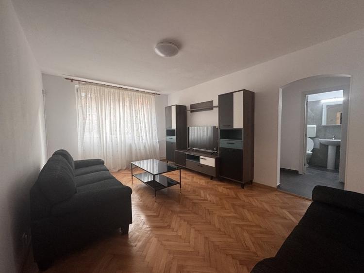 Apartament cu 3 camere semidecomandat, mobilat în Sălăjan