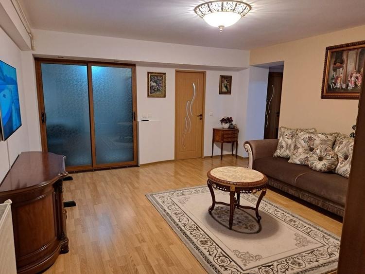 Apartament cu 3 camere decomandat în Letea