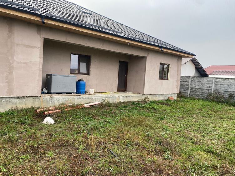 Casă cu 4 camere în Curtișoara
