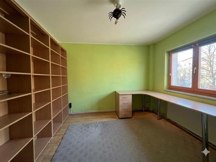 Apartament cu 3 camere decomandat, mobilat în Nicolina