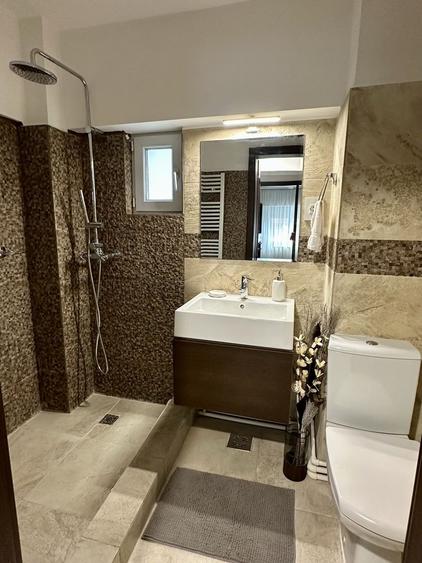 Apartament cu 3 camere decomandat, mobilat în Peninsula