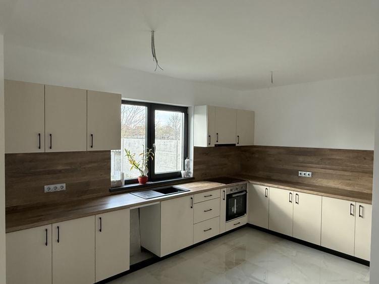 Casă cu 3 camere cu Teren 500 Mp în Mărtinești