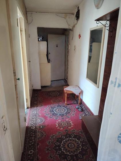Apartament cu 3 camere semidecomandat în Micro 5