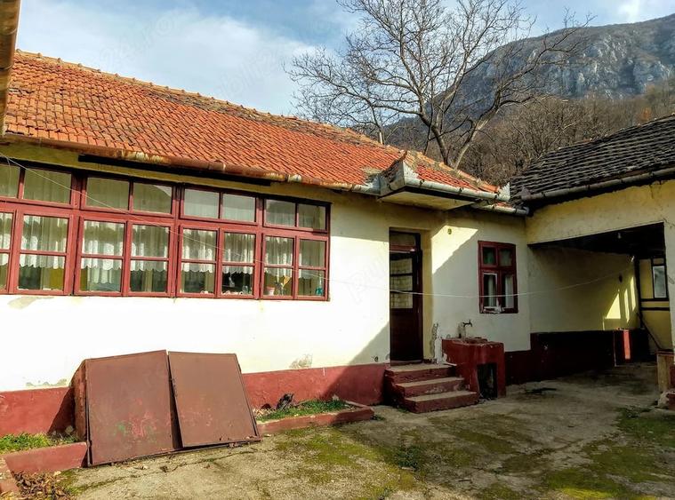 Casă cu 4 camere cu Teren 1697 Mp în Central