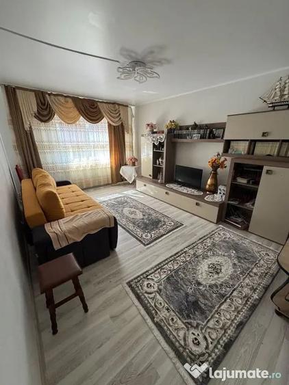 Apartament cu 3 camere decomandat în Poarta 6