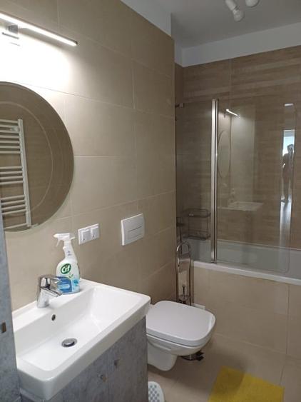 Apartament cu 3 camere decomandat, mobilat în Tractorul