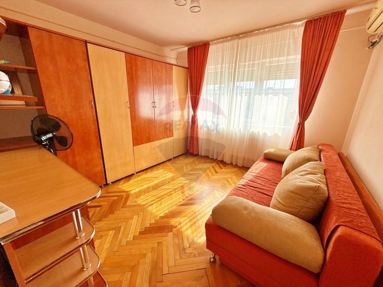 Apartament cu 3 camere decomandat, mobilat în Miorița
