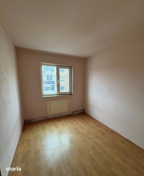 Apartament cu 3 camere semidecomandat în Central