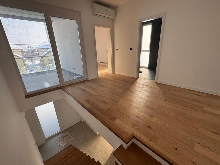 Duplex cu 5 camere cu Canalizare în Dumbrăvița