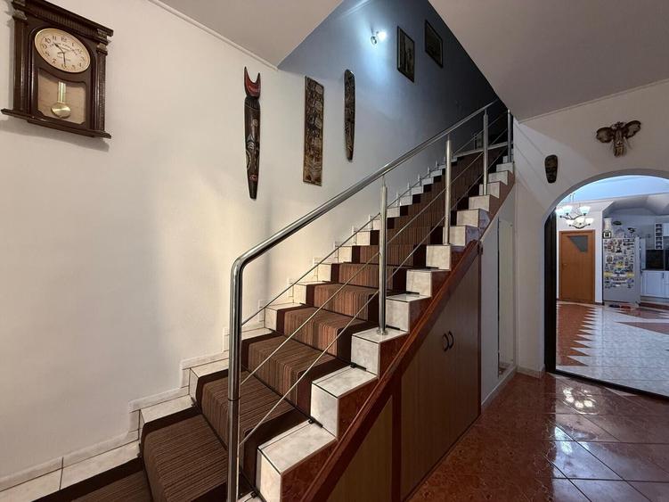 Casă individuală cu 8 camere cu Canalizare în Apărătorii Patriei