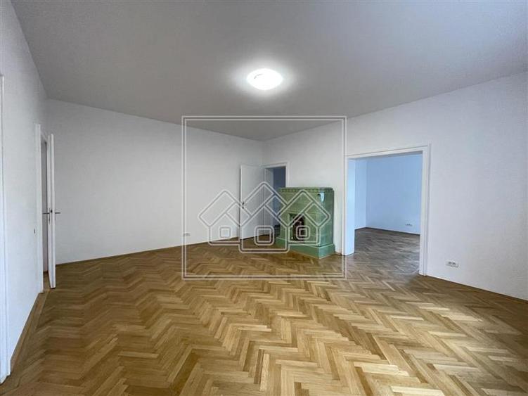 Casă individuală cu 12 camere cu Teren 600 Mp în Hipodrom 1