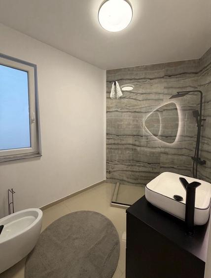 Apartament cu 3 camere semidecomandat, mobilat în Florești