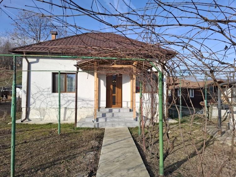 Casă cu 3 camere cu Teren 800 Mp în Valea