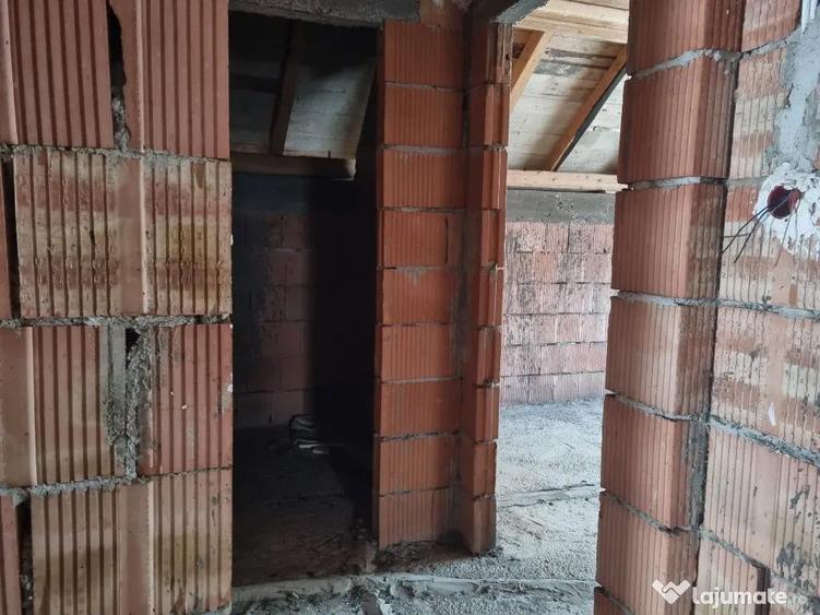 Casă cu 7 camere cu Teren 1251 Mp în Piatra