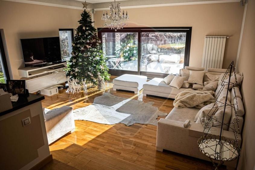 Casă individuală cu 6 camere cu Teren 2000 Mp în Șcheia