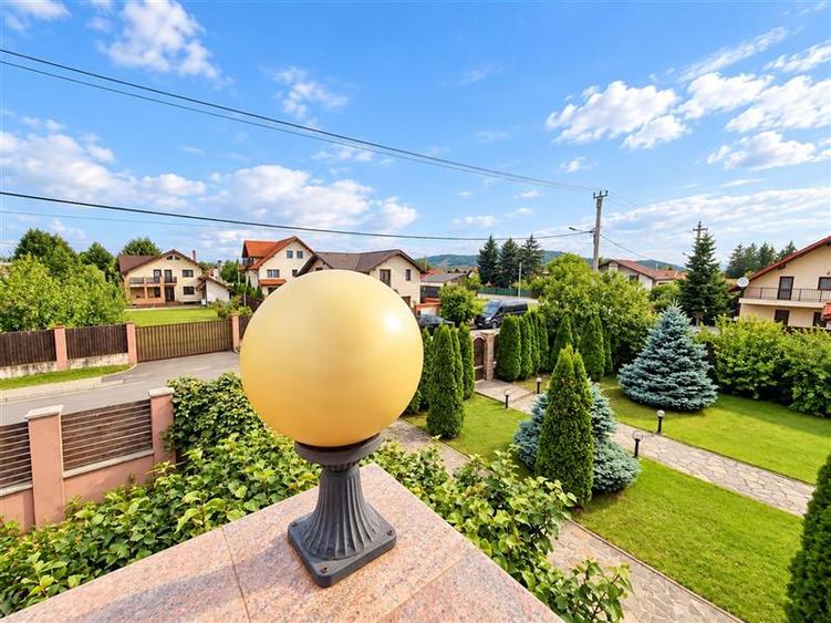 Casă individuală cu 5 camere cu Canalizare în Exterior Est