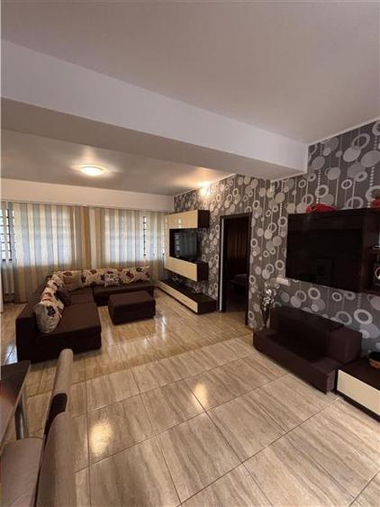 Casă cu 8 camere cu Teren 200 Mp în Exterior Nord